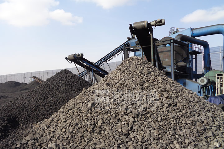 復合式干法選煤設備是東鼎干燥開發的一種新型煤炭提質技術裝備，適用于動力煤排矸、降低商品煤灰分、提高發熱量